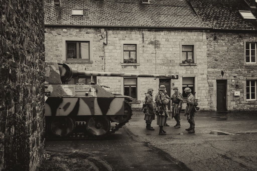 Tank and Soldiers on the street by Vincent Cochain, EPSA