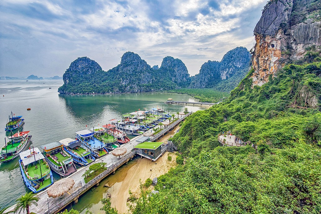 H? Long Bay by Than Sint