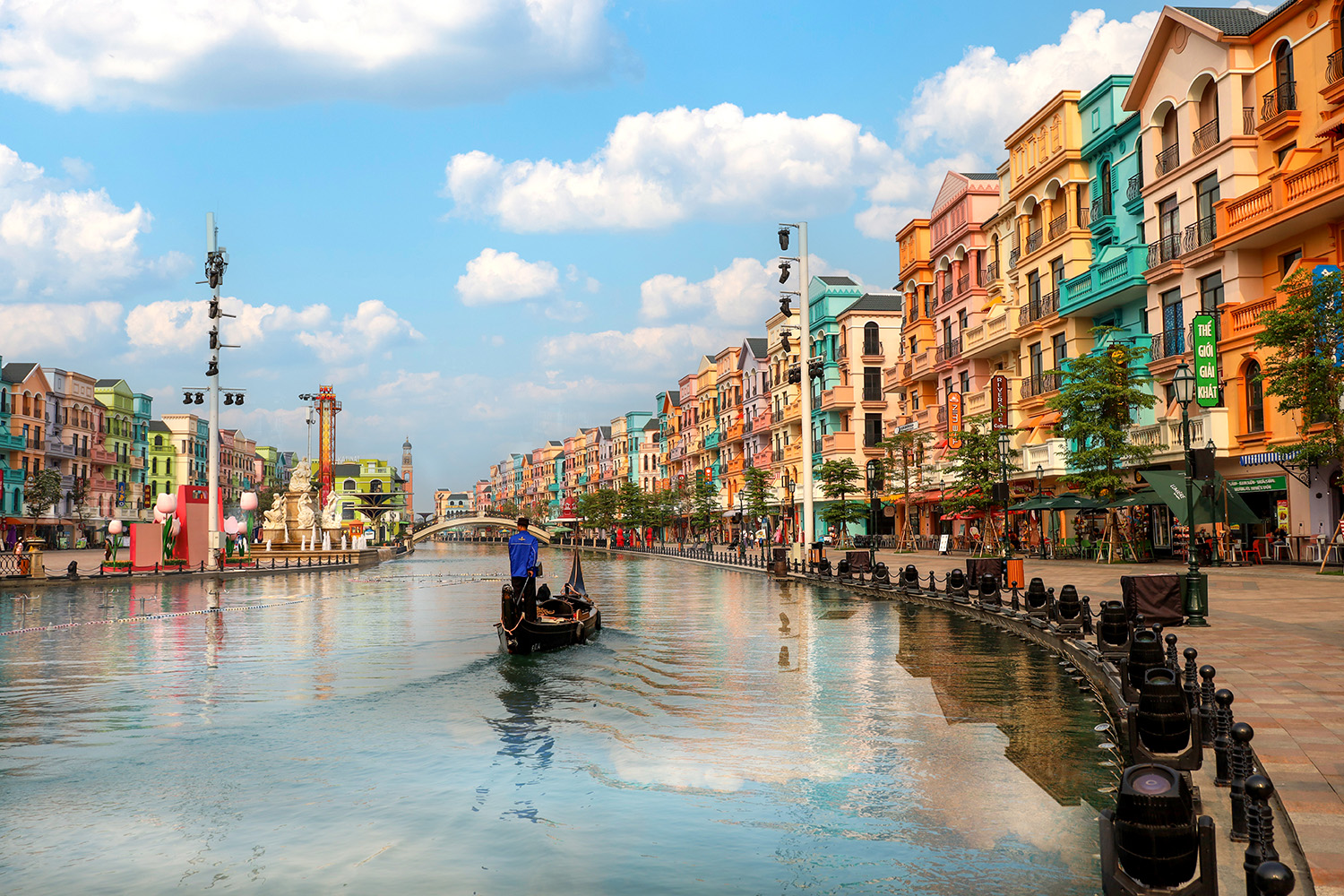 Grand World Vietnam by Arief Rahardjo