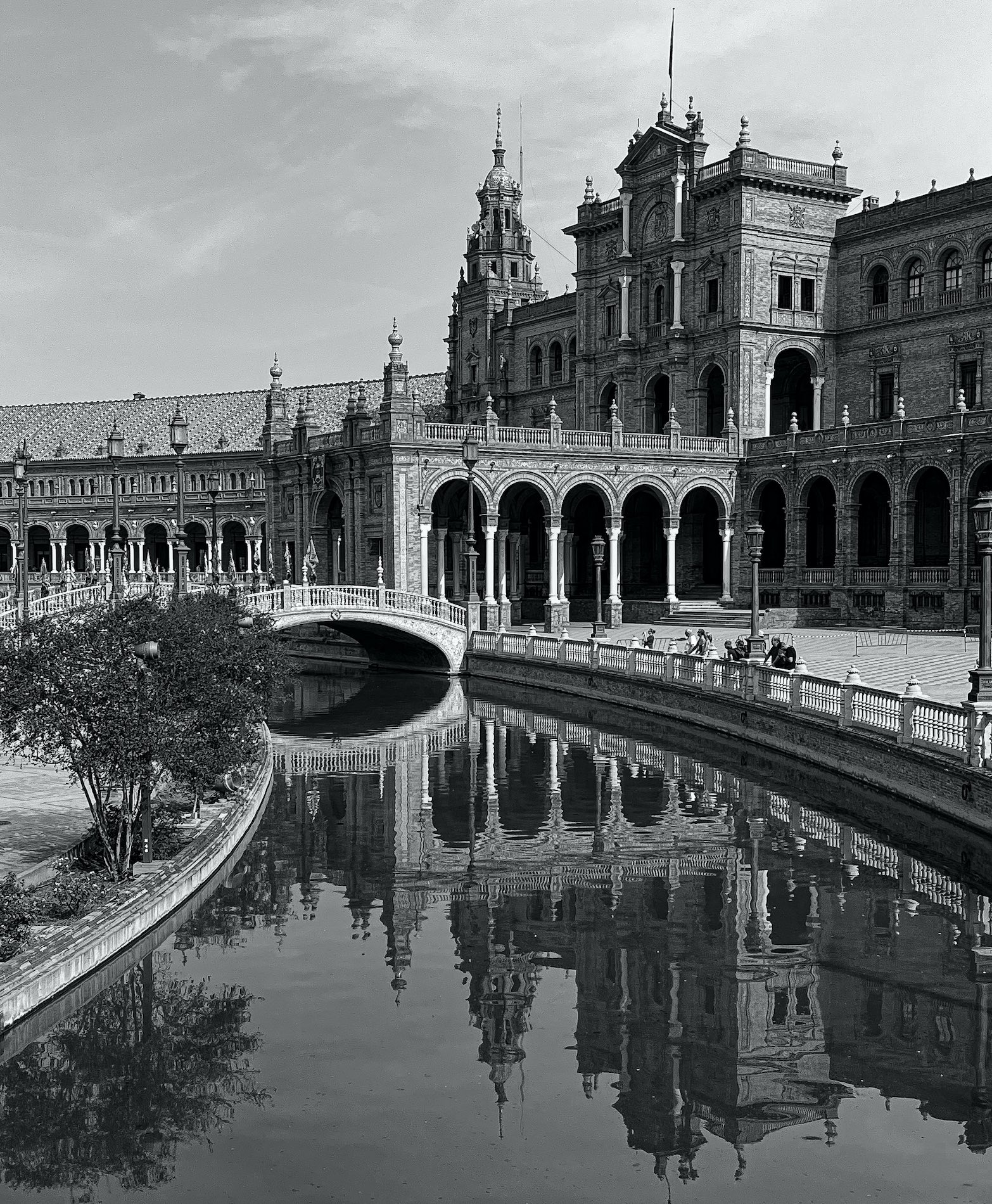 La Plaza De Espana by Robert Cordivari