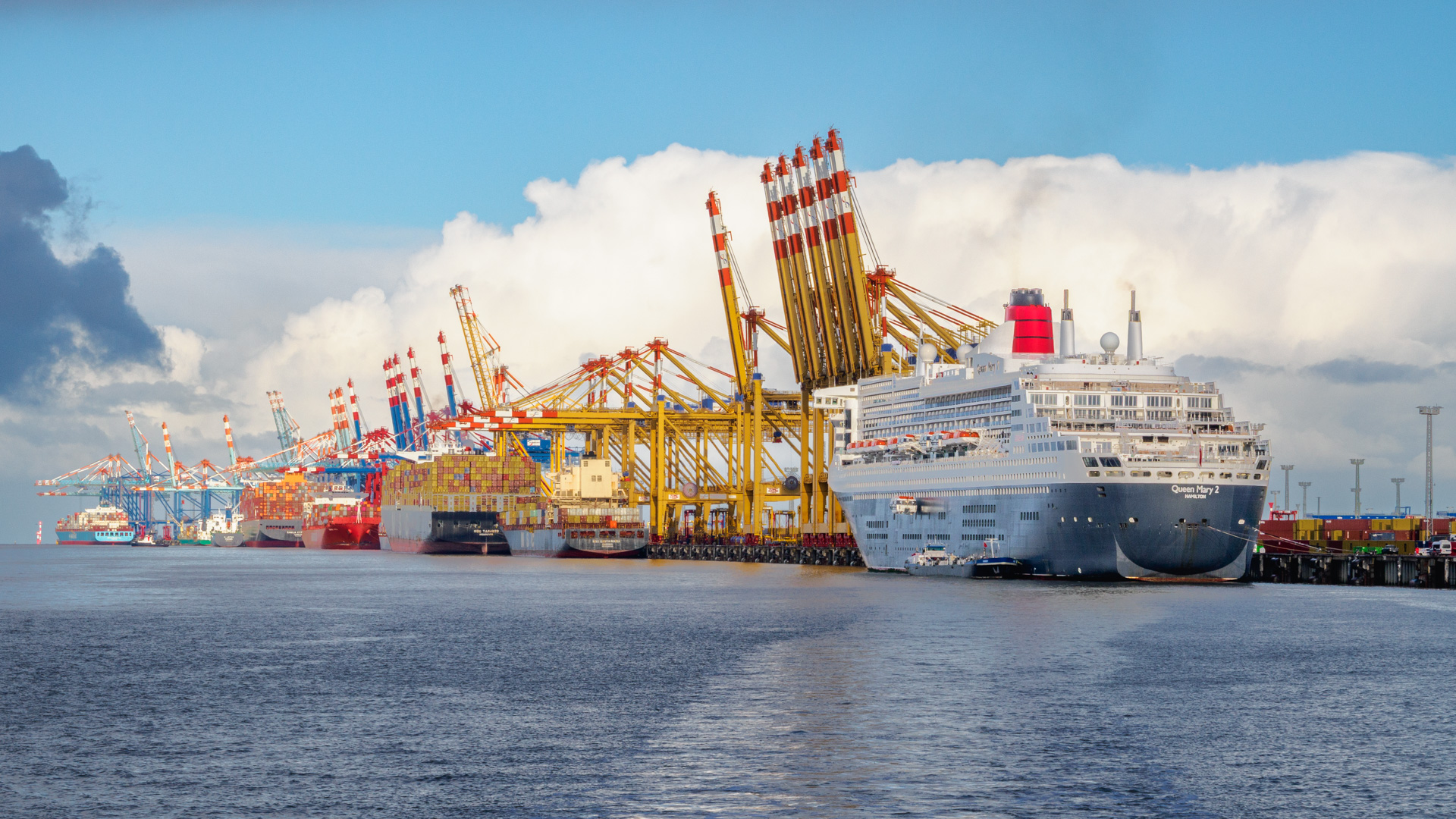 QUEEN MARY BREMERHAVEN by Richard Distlerath