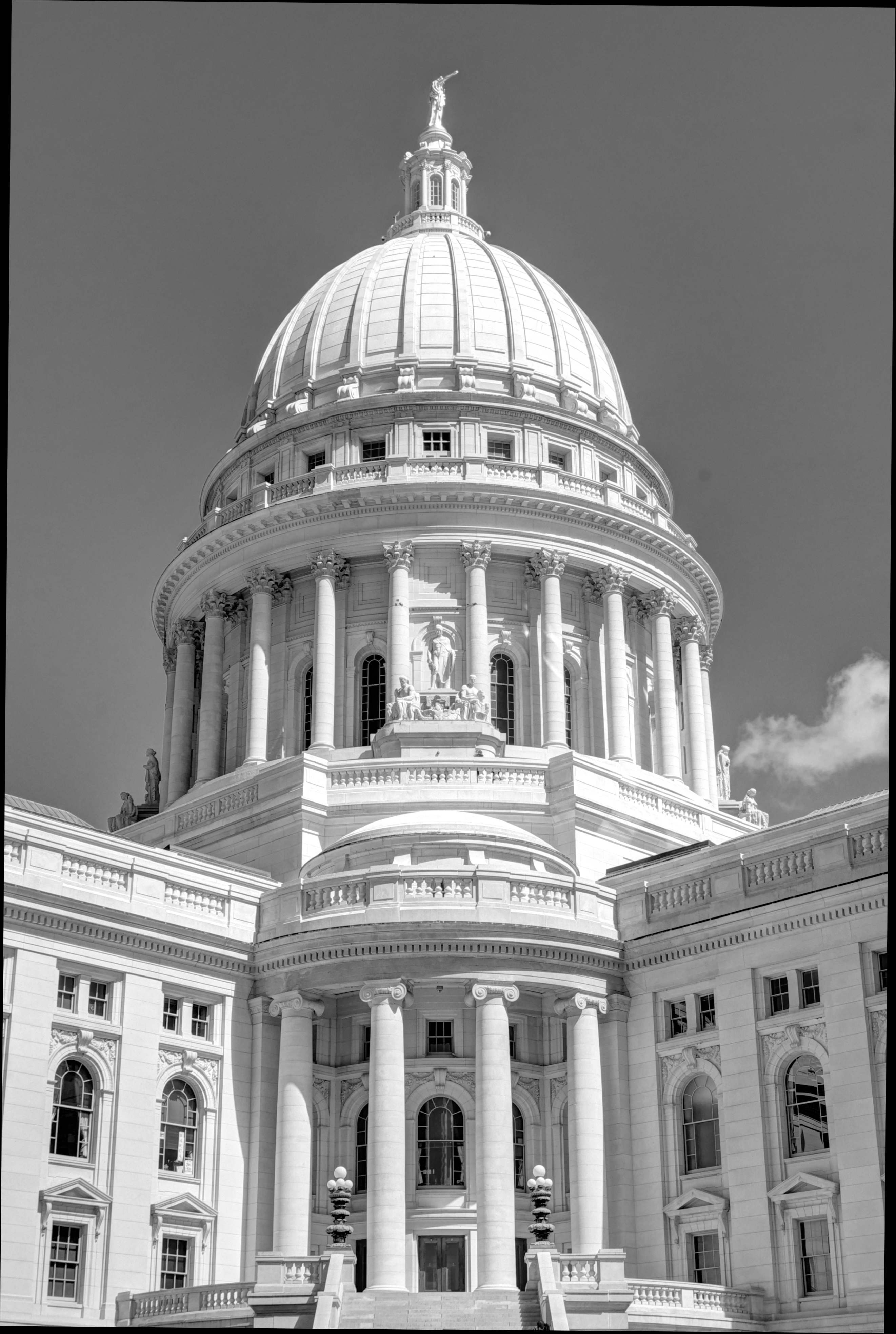 Wisconsin Capitol Building by Paul Moertl